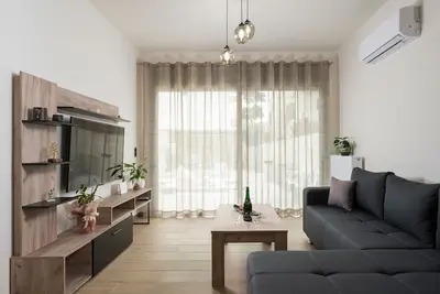 Villa Cataleya : A Spacious, Private Oasis with a Pool Near the Beach
