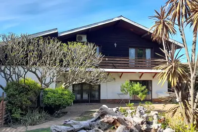 Image de Beautiful double story house with ocean and mountain views.