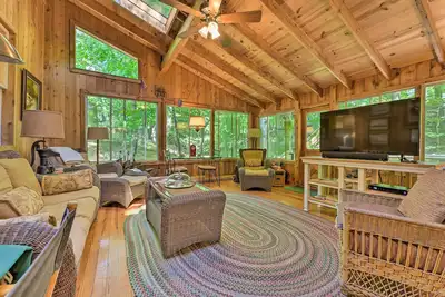 Image de Douglas 'Whispering Winds' Cottage w/ Beach!