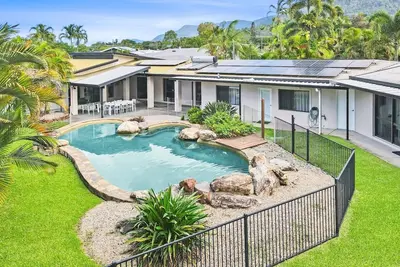 Image de Luxurious 5-Bedroom Villa with Pool – Perfect for Families & Groups