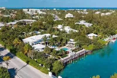 Image de Below Deck - Contemporary Waterside Oasis with Private Dock