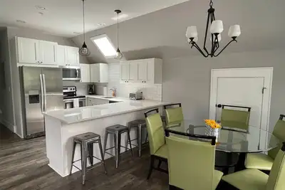 Image de 4th St Market 2 - Walk to Town Apartment in Highlands Nc