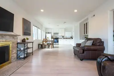 Image de Safe Neighborhood, 4 Bedroom, Garage, & Big Back Yard.