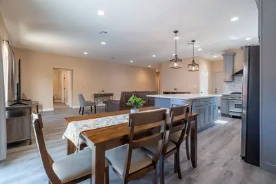 Image de Cheerful Home - 3bdrm 2. 5 bath. 2 King Beds!