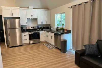 Image de Cheerful Home. Next to Ulv ina Safe Neighborhood.