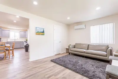 Image de Pet Friendly! ! , King Bed, Free Parking, & Wifi.