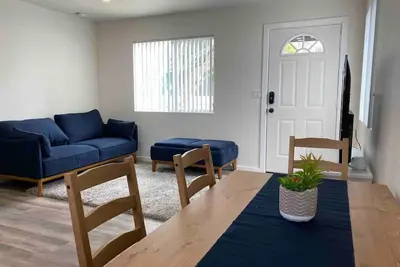 Image de Pet Friendly! - King Bed, Bk Yard, Wifi, Parking.