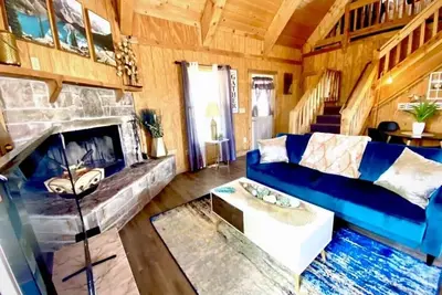 Image de Glamorous Stylish cabin💫 over 2 acres, beautiful views, sleeps 8, washer & dryer