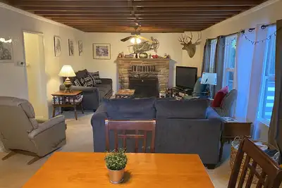 Image de No stairs-Entry level access & plenty of parking!