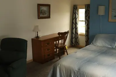 Image de Clean and cute 2 bedroom upper with garden view. Froedtert Hospital blocks away.