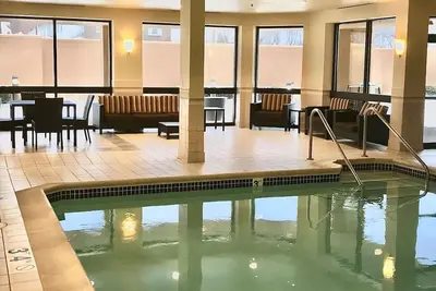 Image de Top Pick! Indoor Pool, 3 Convenient Units w\/ Free Parking, Pet-Friendly Property