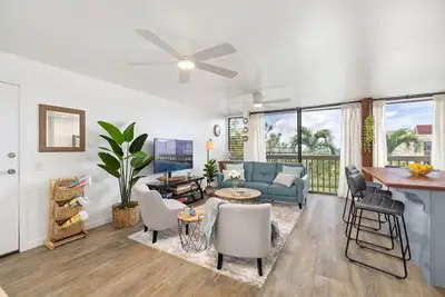 Beautiful townhome with 2 pools— 5 min from the beach!
