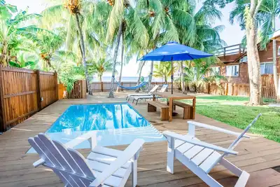 Image de Charming Beachfront Cottage w/ Private Pool in Beautiful Sandy Bay, A/C and WiFi