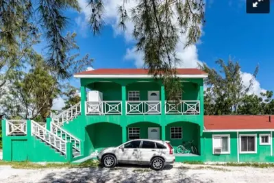 Image de 10 mins away from world number 1 award winning Grace Bay Beach