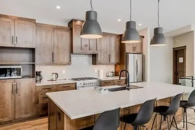 Image de Luxury 4 Bdr Home / Hot tub / Amazing Fireplace!