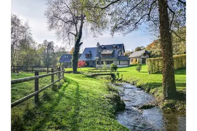 Image de La campagne normande chic avec rivière et tennis