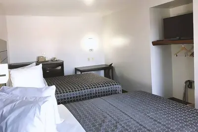 Image de Blue Way Inn By Jasper Near Frost Bank Center - 2 Queen Bed Non Smoking