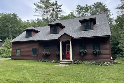 Image de Edgewood, Beautiful custom built 5 bdrm home w/ fire pit, game room, scenic pond