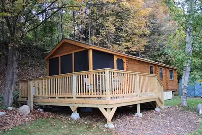 Image de Terrace Lawn Cabin - Recently built cabin, 1/2 mile to Dreams Park, shared pool