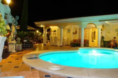 Villa de luxe \"Violet\" avec vue sur la mer, piscine privée, terrasses et Wi-Fi.