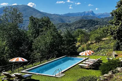 Image de 3 chambres, 2 salles de bains, piscine à débordement, wifi, proche commodités