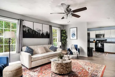Image de Modern decor, Hot Tub, Fire Pit & River Access!