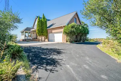 Image de Dog-friendly, lake view home with three season room, fireplace, video projector