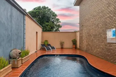 Image de The Beachy Unit - Bright and fresh interior, with pool and close proximity to town.