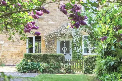 Image de 3 chambres à coucher à Willsersey, near Broadway