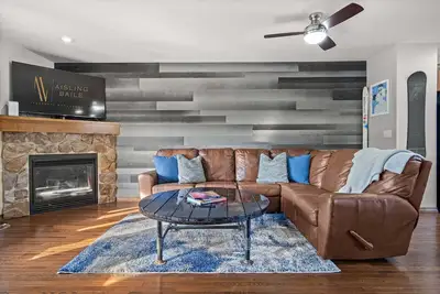 Image de Downtown Basecamp | Stylish | Games Room