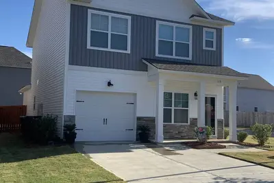 Image de Located in safe community close to most attractions.