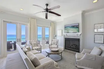 Image de La Mer - Spectacular Beachfront Luxury Home with Pool and Beach Service!