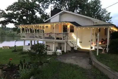 Image de Cozy Lakefront Home