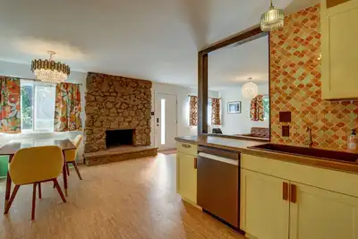 Image de Completely New 1970’s themed home near whiskey row