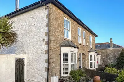 Image de Spacious Victorian villa with a substantial enclosed garden.