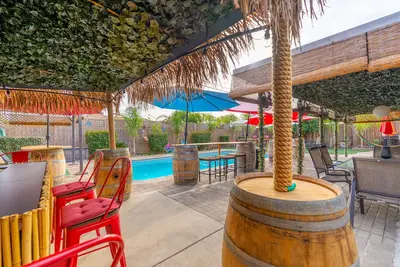 Image de YouTube:TropicalParadiseFresno. Pool/Grill/Outdoor Cinema/OutdoorHeaters. PetFrien