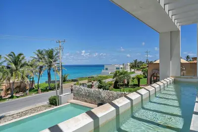 Image de Modern + Luxurious. Brand New 5 Br w\/ 2 pools.