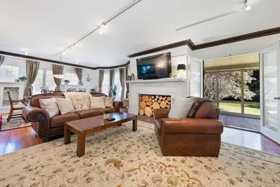 Image de - Fully-Equipped Condo - King Bed - Massive yard -