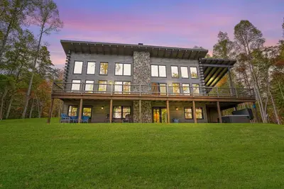 Image de Gray Ridge - 6br/4ba Modern Style Log Cabin - Walk to Old Man's Cave!