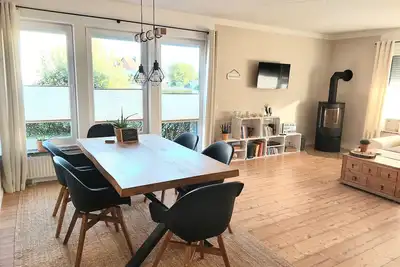 Image de Moderne Helle 3-zimmer-wohnung mit Kamin + Garten, Familienfreundlich