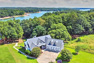 Image de Upscale Family Home w/ Dock on Lake Hartwell!