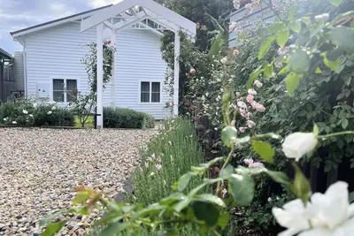 Image de New 2 Bedroom Hamptons style Cottage, close to beaches, cafes and city centre.