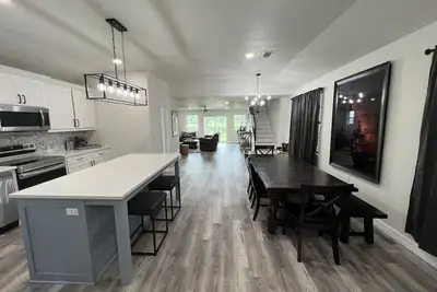 Image de Lake House in quiet neighborhood