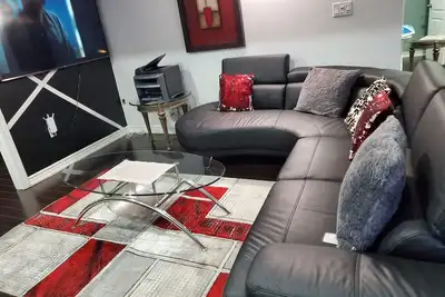 Image de Elegant Home Away From Home. (Unit Apartment)