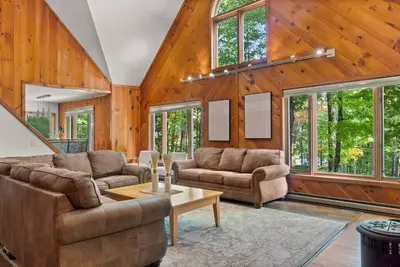 Contemporary 4-Br Alpine Chalet 10-min to Mt. Snow