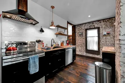 Image de Historic Downtown. 3 Br, 2. 5bath, Walking Distance to Restaurants Shops, Skiing.