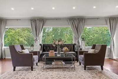 Image de 16+Wayzata home! Central, Comfortable, Peaceful.