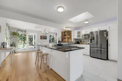Image de Family Home w plants, Large Master w ensuite Bathtub