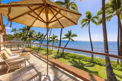 Image de Spectacular, Oceanfront 3 bedroom + den, Ac, pool, sleeps 7.
