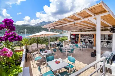Image de Studio \"King 8\" avec vue sur la mer, piscine partagée et Wi-Fi.